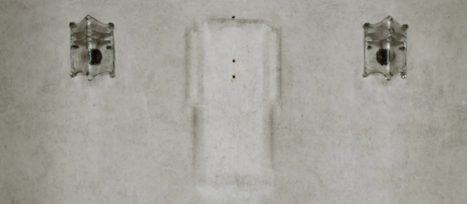 An einer Wand ist eine weiße Stelle, wo vorher ein Kreuz hing