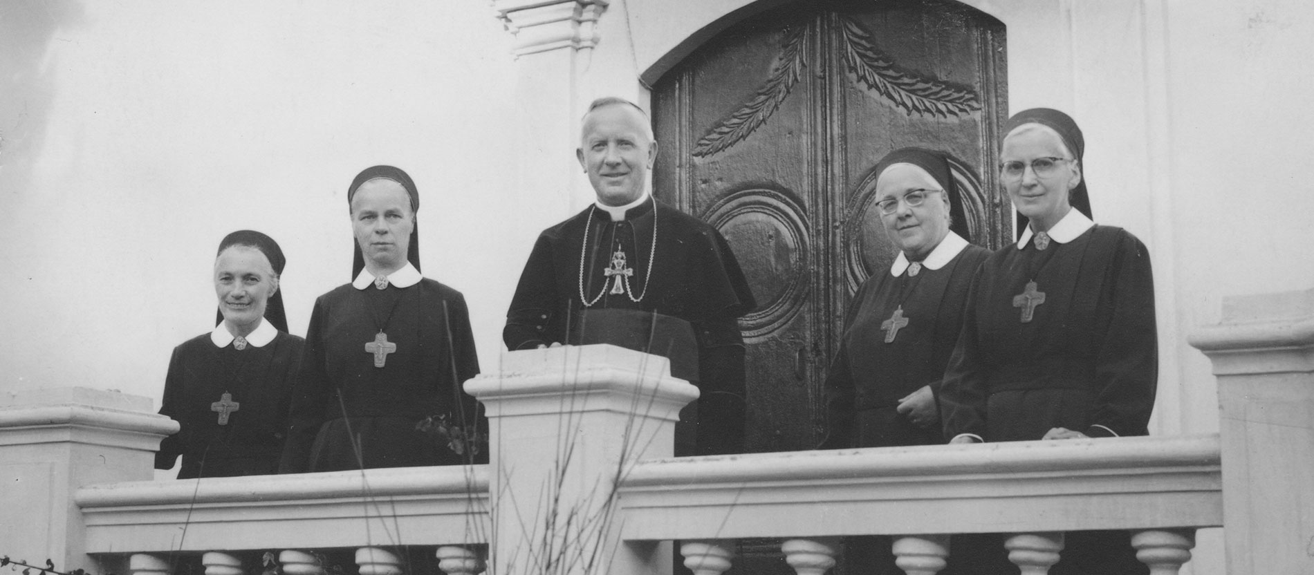 Der Erzbischof von Sucre und spätere Kardinal Josef Clemens Maurer begrüßt 1962 die vier ehemaligen Schönstattschwestern, die in seinem Bistum eine neue Gemeinschaft aufbauen werden.