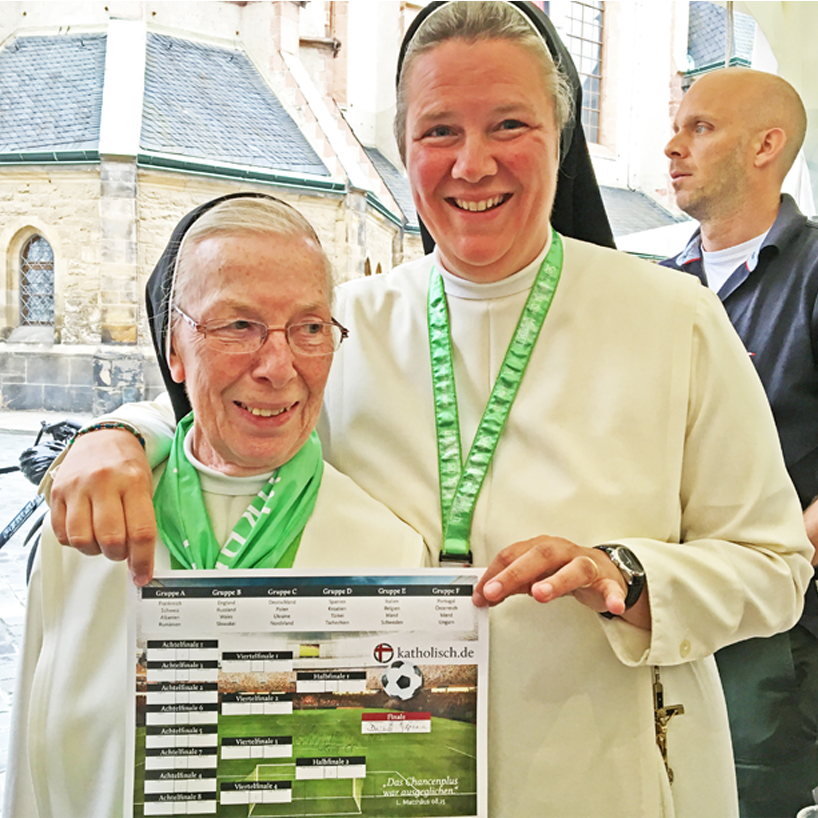 Eindeutiger Trend: Auch Sr. M. Ursula Hertewig OP und Sr. M. Stephanie OP aus dem Kloster Arenberg halten die Final-Begegnung Deutschland-Spanien für wahrscheinlich. Die deutsche Elf siegt 2:1.