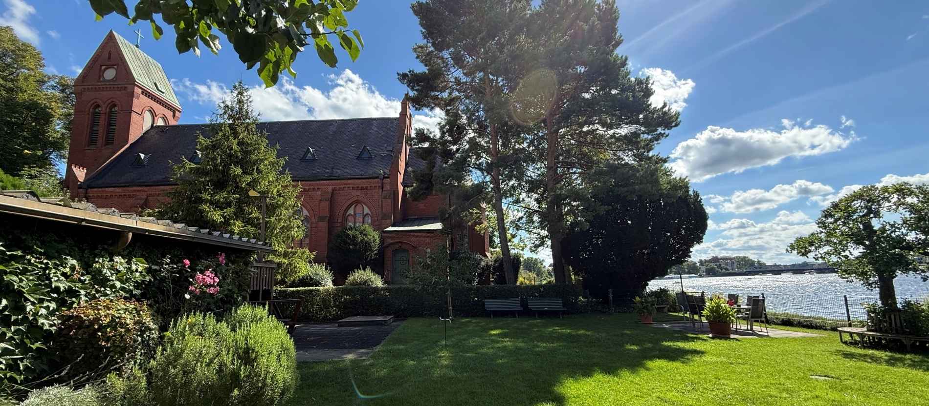 Die Kirche St. Josef befindet sich direkt an der Spree.