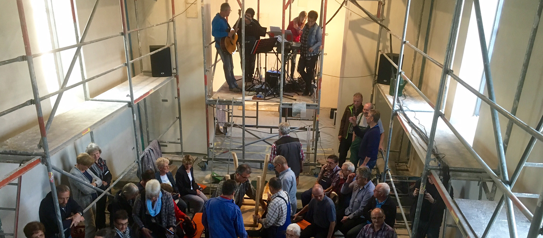 Während der Sanierungsarbeiten gab es einen Baustellengottesdienst: Die Band spielte auf einem Gerüst.