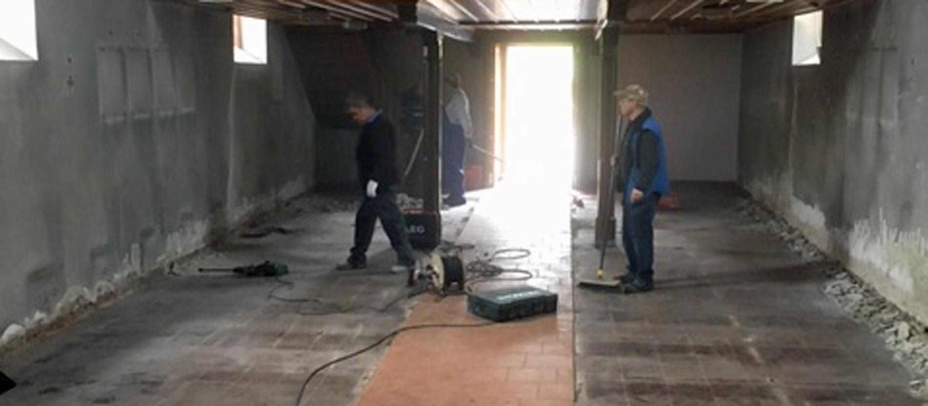 Der Zustand der Kirche, nachdem die Bänke entfernt wurden.