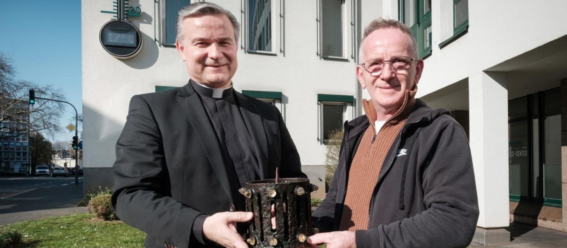 Stadtwerke-Mitarbeiter findet gestohlenen Kerzenleuchter aus Kirche