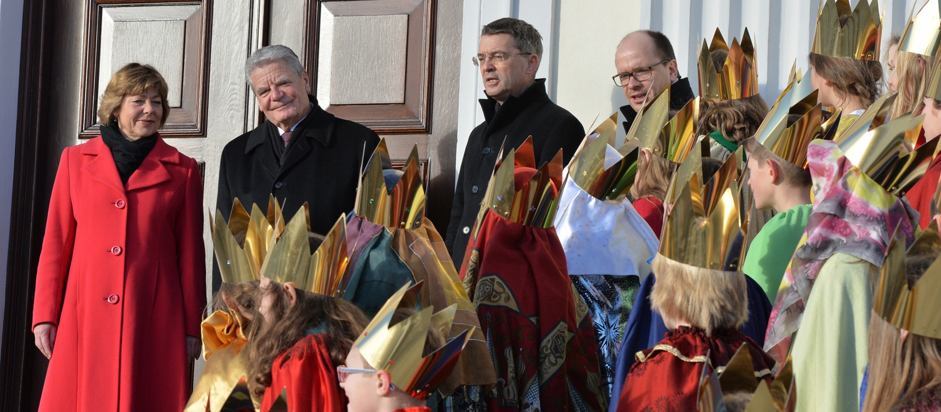 Kleine Könige stehen vor Joachim Gauck