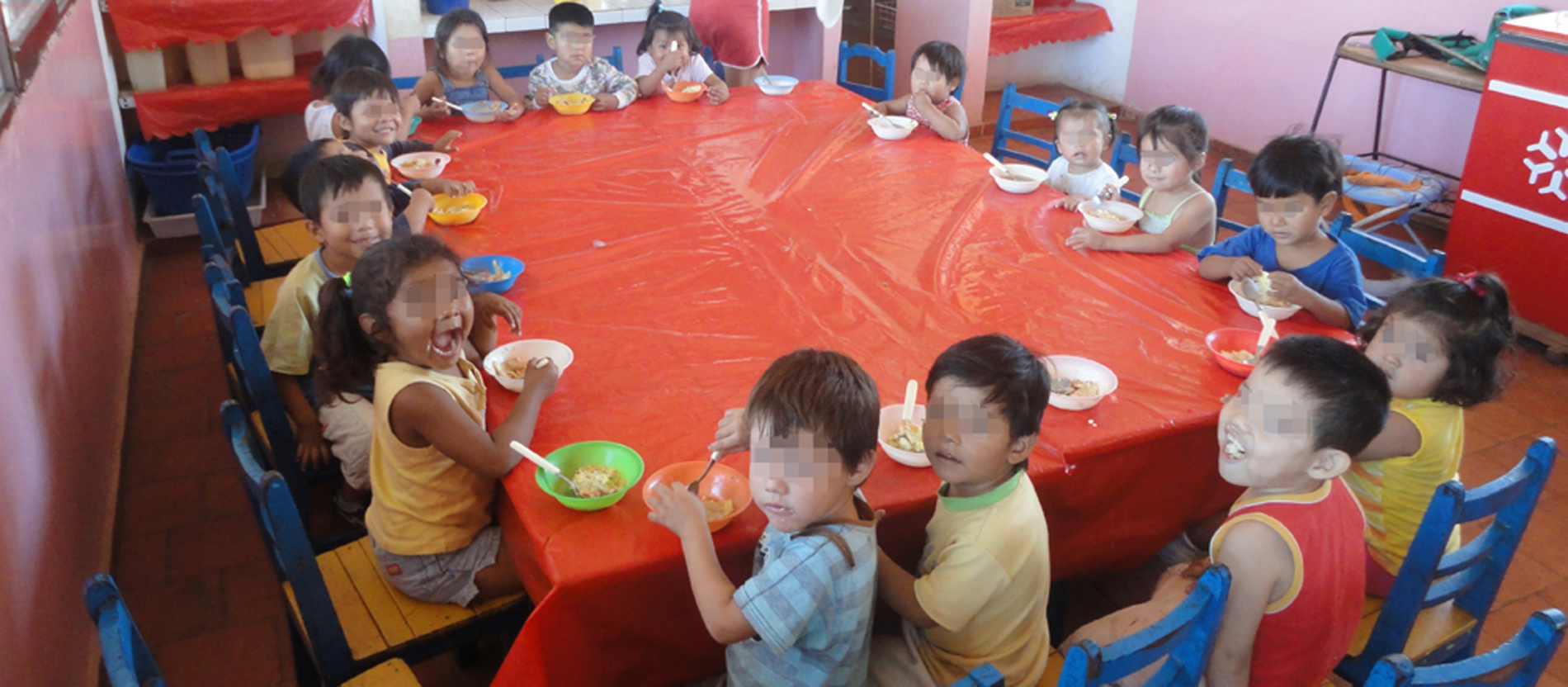 Kinder essen im Kindergarten des Gefängnisses Palmasola in Bolivien.