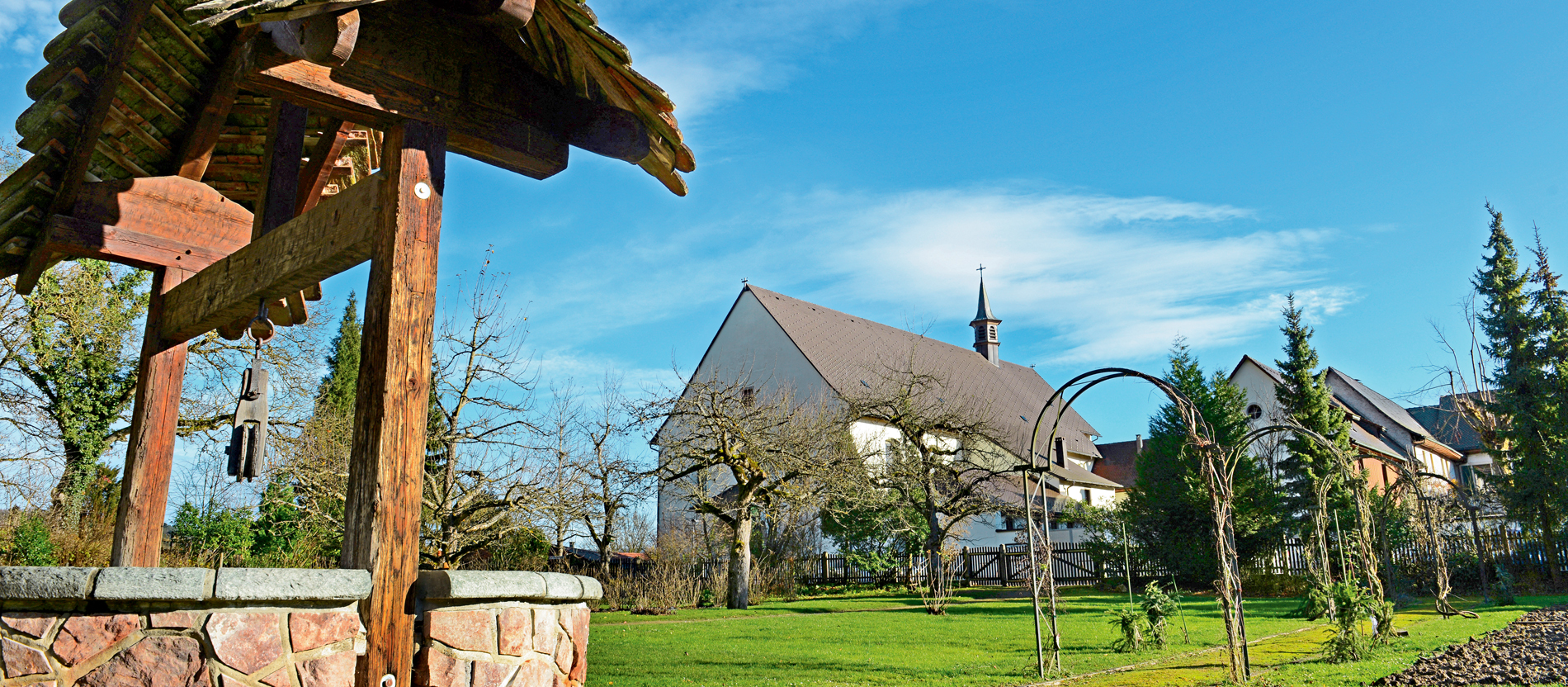 Der Brunnen und die Wiese des Klostergartens von Stühlingen.