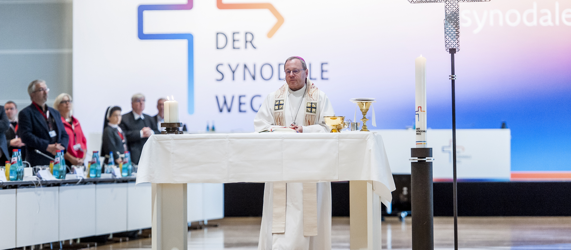 Bischof Georg Bätzing bei der Eucharistiefeier während der Zweiten Synodalversammlung