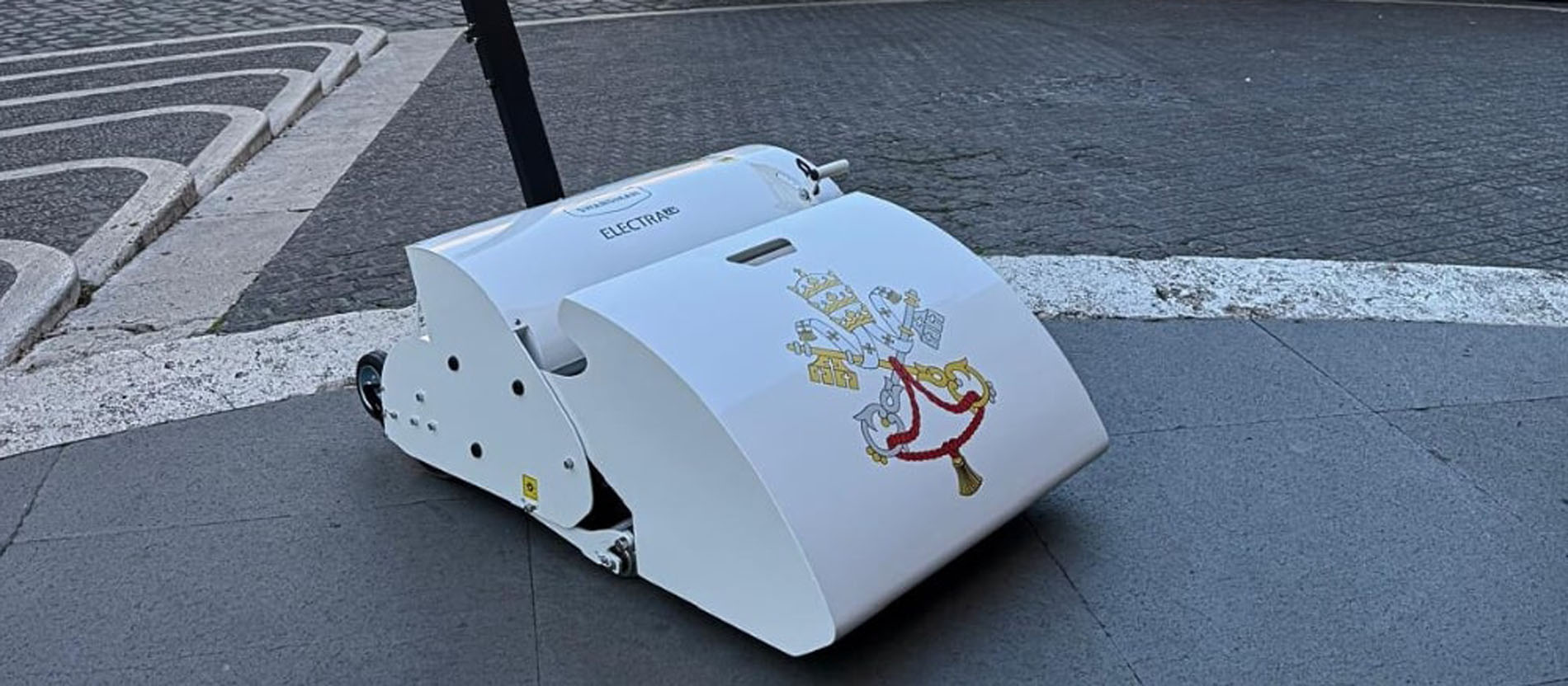 Weiß und mit Wappen – Ein Rasenmäher für Papst Leo XIV.