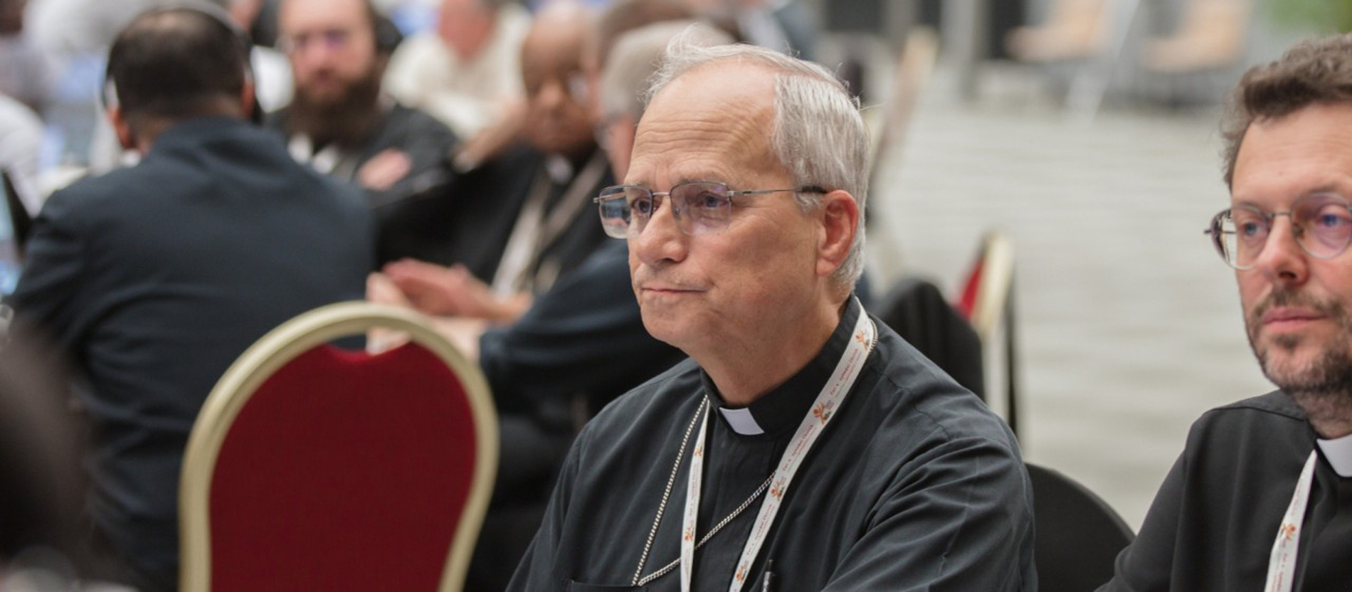 Kardinal Robert Francis Prevost an den Tischen in der Synodalaula