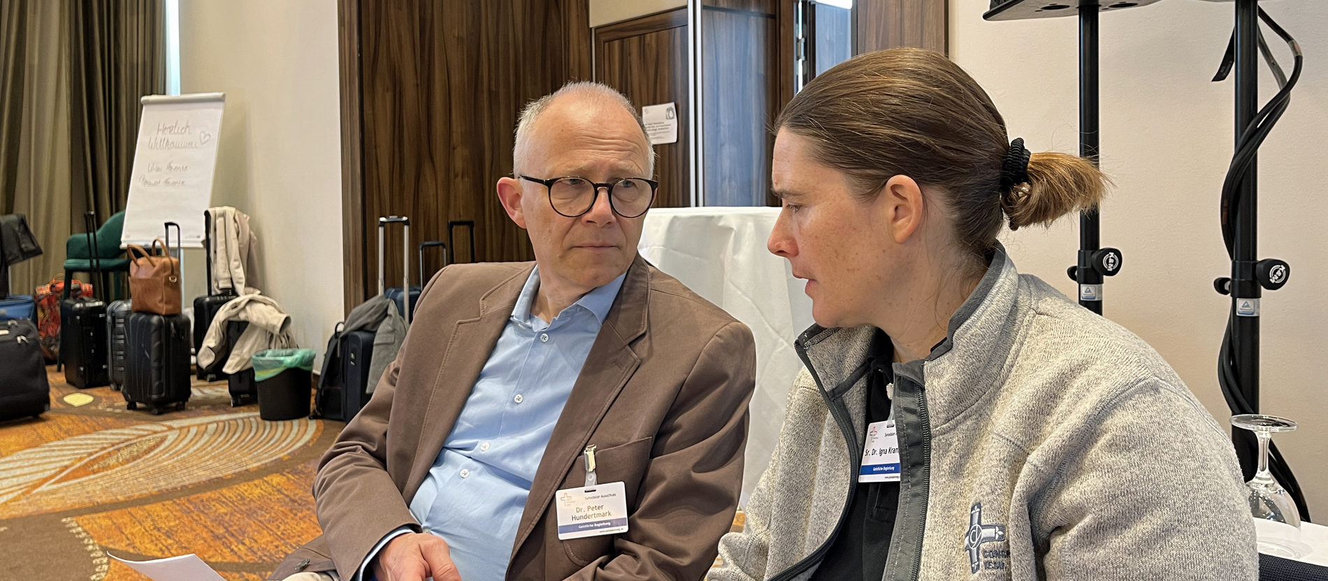 Peter Hundertmark und Schwester Inga Kramp bei der zweiten Sitzung des Synodalen Ausschusses