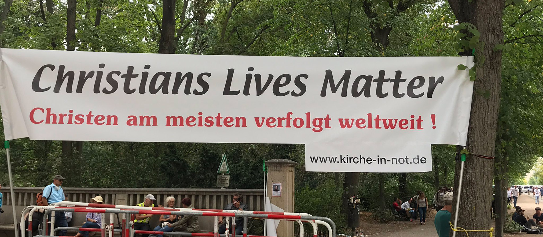 Ein Spruchband am Rande der Demonstration von Corona-Leugner, Impgegnern und Rechtsextremisten am 29. August 2020 in Berlin. Das Hilfswerk "Kirche in Not" distanzierte sich davon.