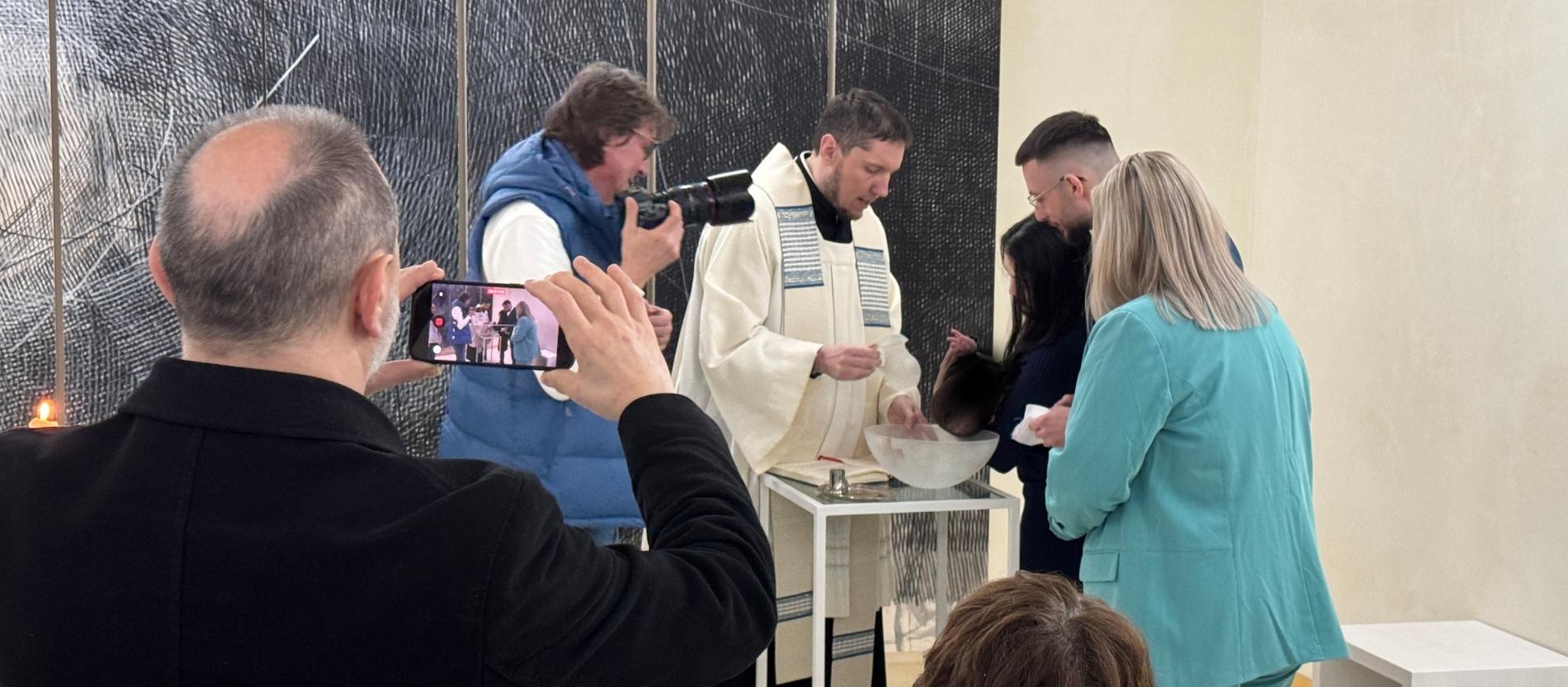 Einmal im Monat ist Nowag in der Veltins-Arena. Dann feiert es vor allem Taufen – meistens direkt mehrere hintereinander.