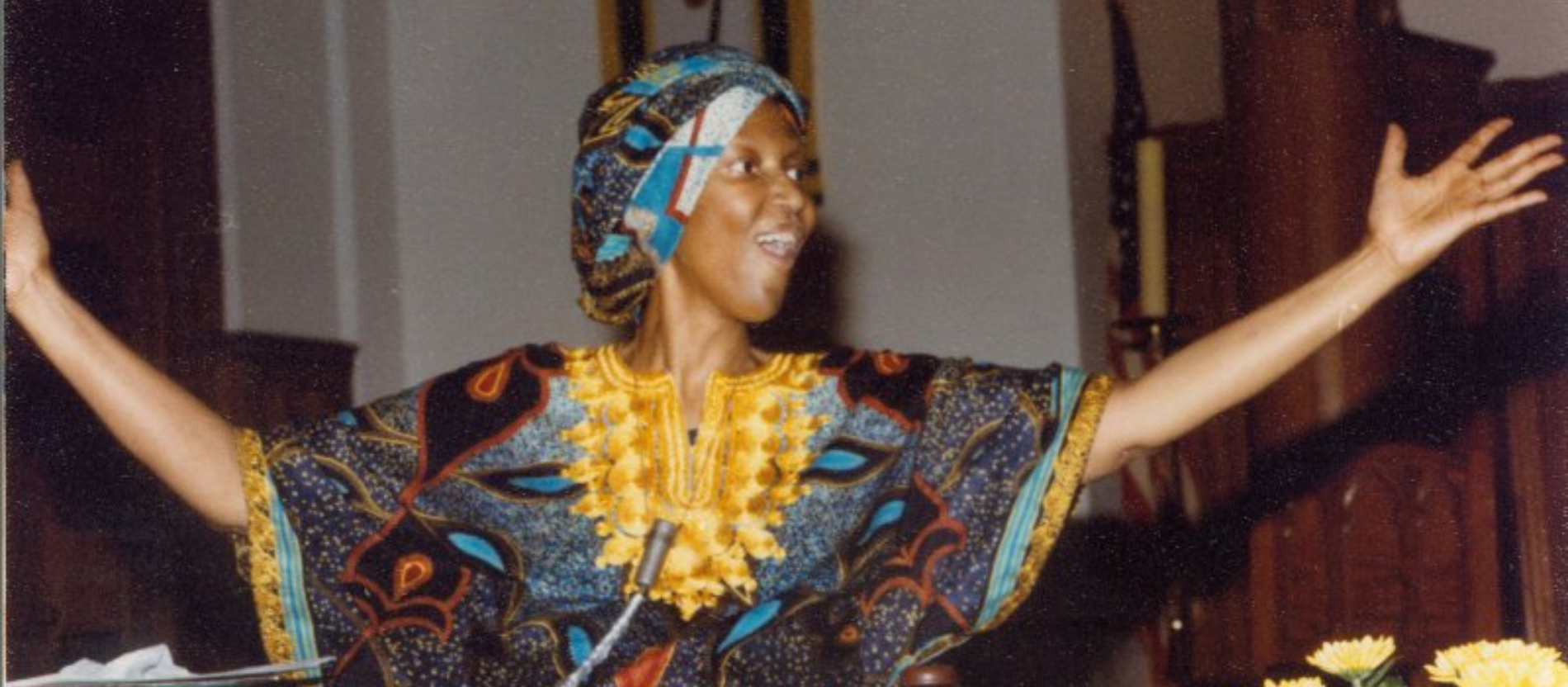 Thea Bowman in traditioneller Kleidung 