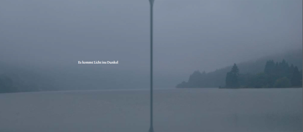 Landschaft verschwommen im grauen Nebel.