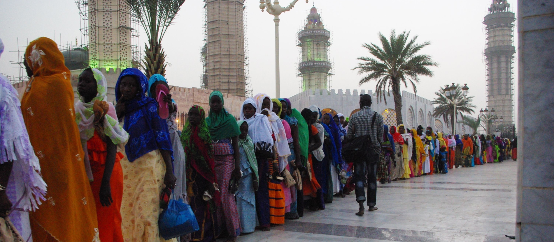 Muslimische Pilgerinnen in der senegalesischen Stadt Touba. Dort steht die Große Moschee, in der sich das Mausoleum von Marabout Amadou Bamba befindet. Er wird dort als Erneuerer des Islams verehrt.