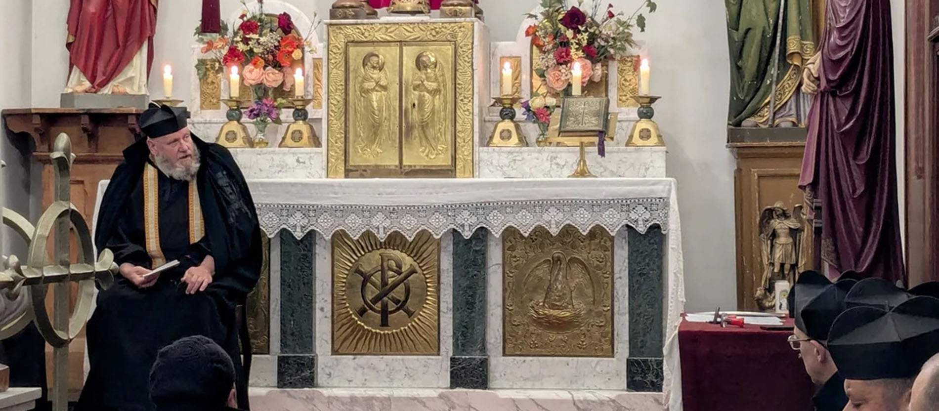 Pater Michael Mary in der Kapelle im Kloster auf Papa Stronsay