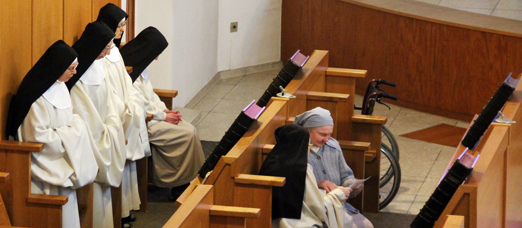 Die Trappistinnen von Maria Frieden beim Stundengebet. Vier Stunden verbringen sie täglich in der Kirche.