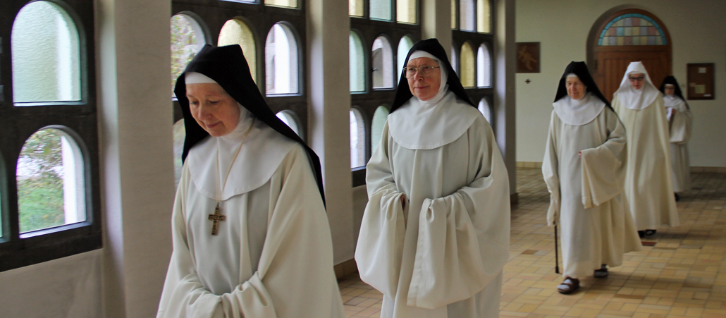 Im Kreuzgang: Die Nonnen ziehen in einer Prozession von der Kirche in das Refektorium.