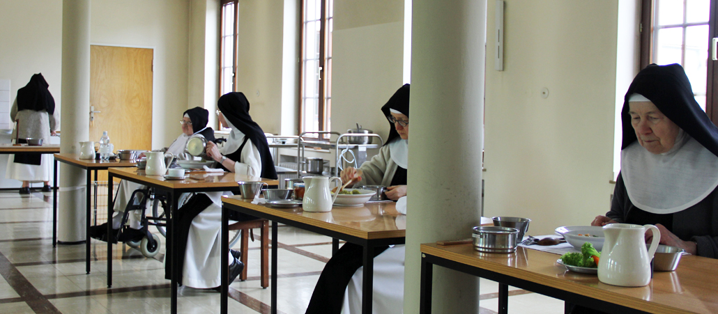 Im Speisesaal der Abtei. Die Schwestern nehmen ihre stets vegetarischen Mahlzeiten im Schweigen ein.