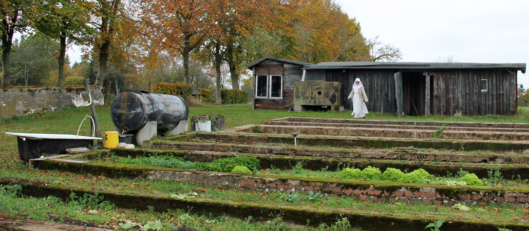 Novizin Sr. Erika am Gemüsegarten der Abtei.