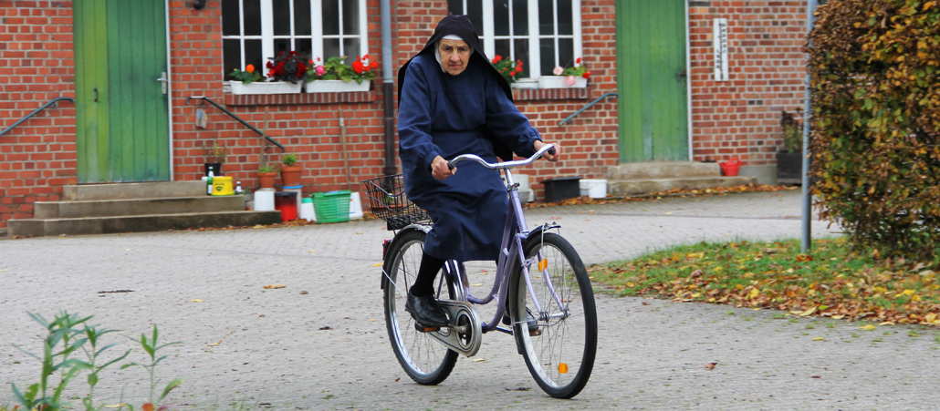 Sr. Dominica ist nicht mehr gut zu Fuß, fährt aber mit dem Rad zwischen den einzelnen Gebäuden her.