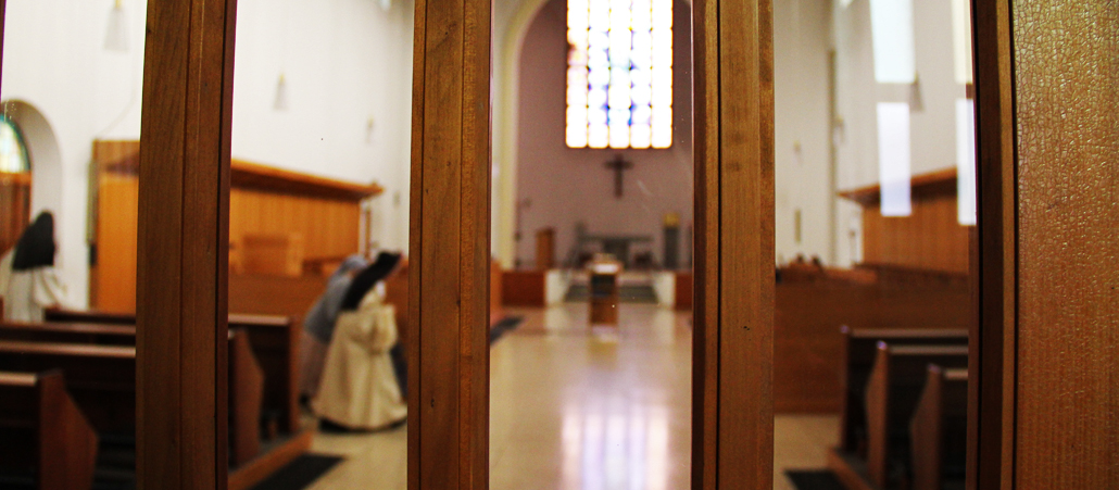 Die Schwestern ziehen in die Abteikirche ein. Sie leben in Klausur und haben kaum Kontakt zur Außenwelt.
