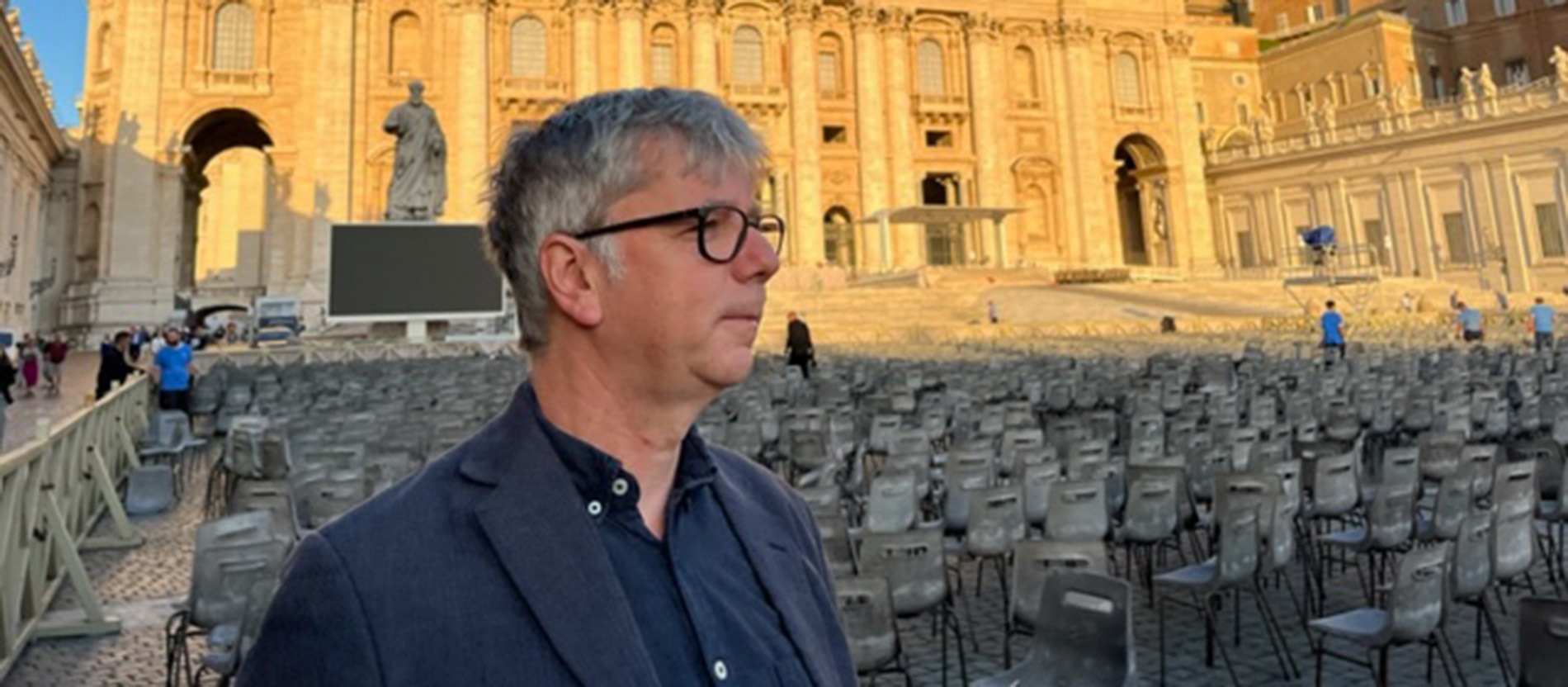 Magnus Striet steht vor dem Petersdom