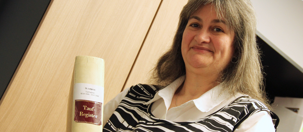 Neben Jörg Michalik arbeitet auch Margret Rossmann im Pfarrbüro. Sie kümmert sich unter anderem um Sterbebücher und Taufurkunden.