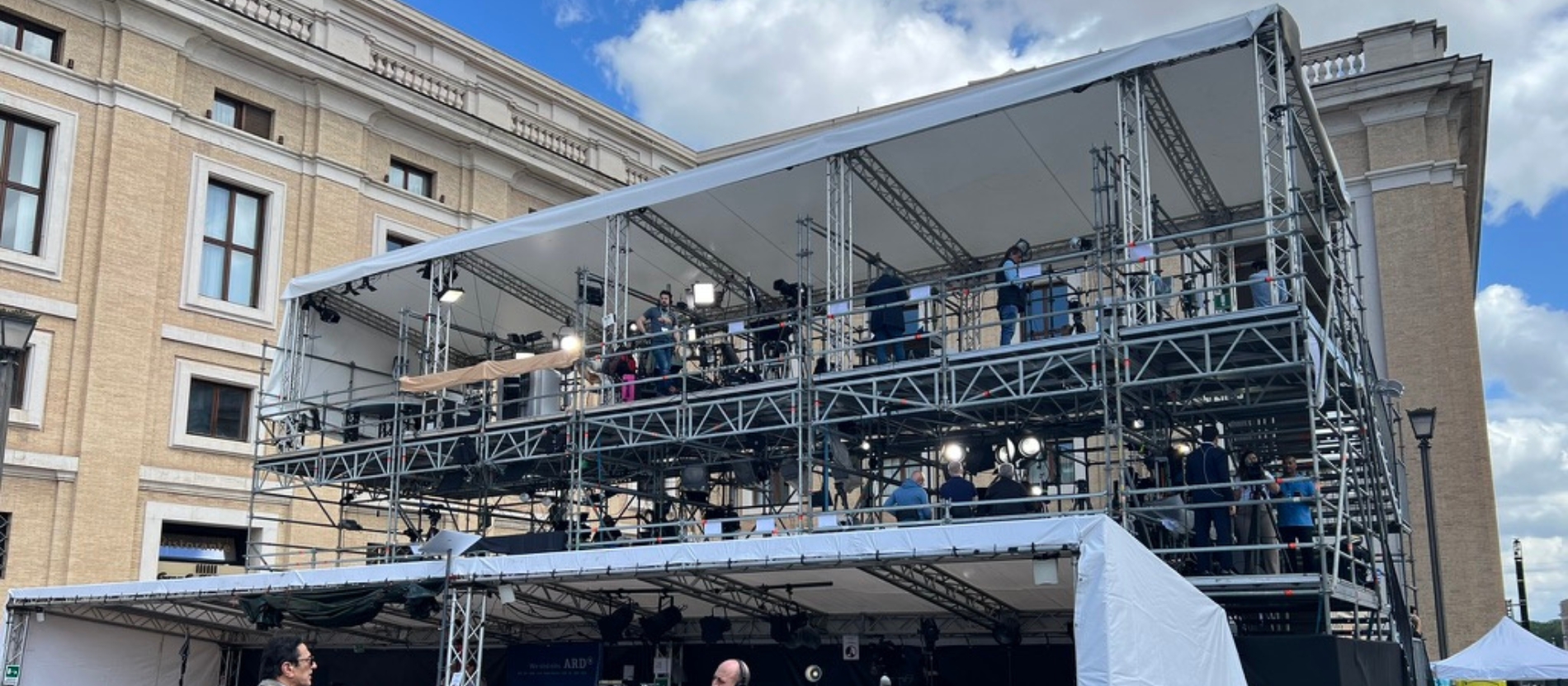 Internationale Fernsehteams auf dem Petersplatz