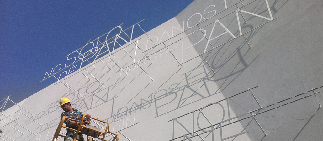 Bauarbeiter an der Wand des Vatikan-Pavillons für die Expo 2015.