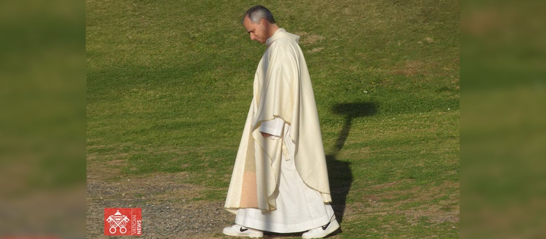 Papst Leo XIV. läuft als er noch kein Papst war mit Sneaker der Marke "Nike" über eine Wiese. 