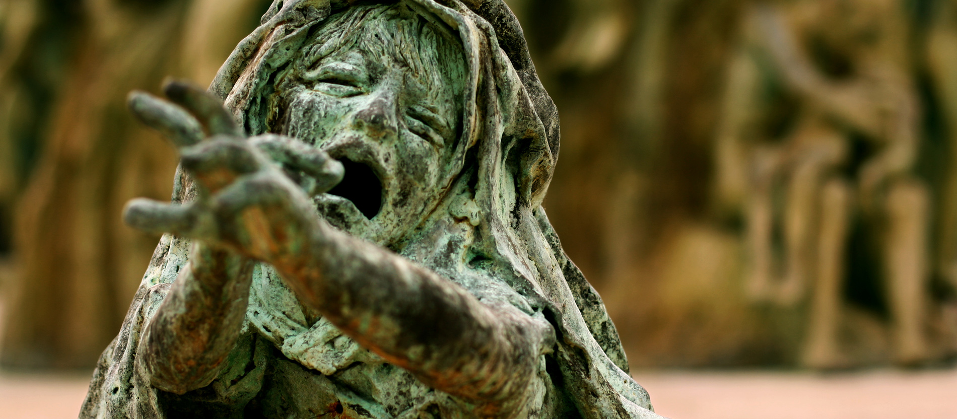 Skulptur einer schreienden Frau
