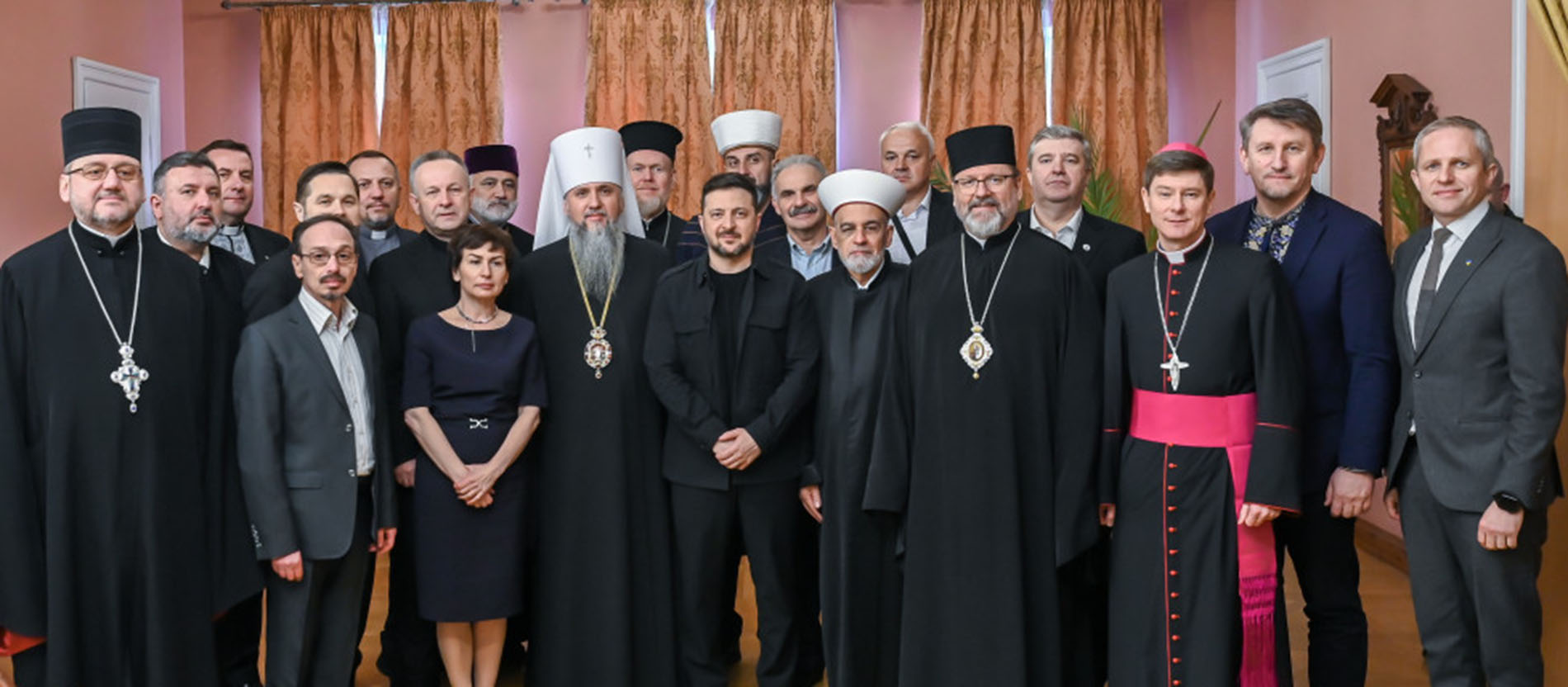 Mitglieder des All-Ukrainischen Kirchenrats zusammen mit Präsident Wolodymyr Selenskyj (M.)
