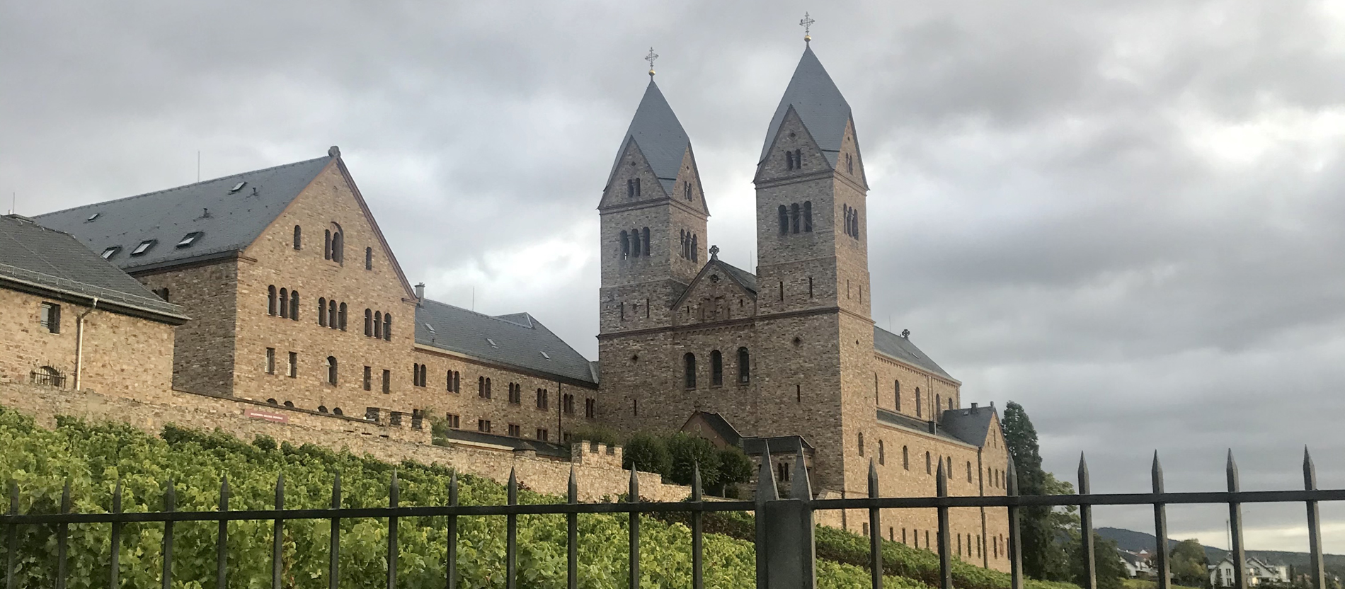 Anfangs verfügte das im Jahr 1900 gegründete Kloster nur über einen kleinen ummauerten Weinberg. Nach und nach konnten die Benediktinerschwestern aber größere Rebflächen erwerben und ein eigenes Weingut etablieren.