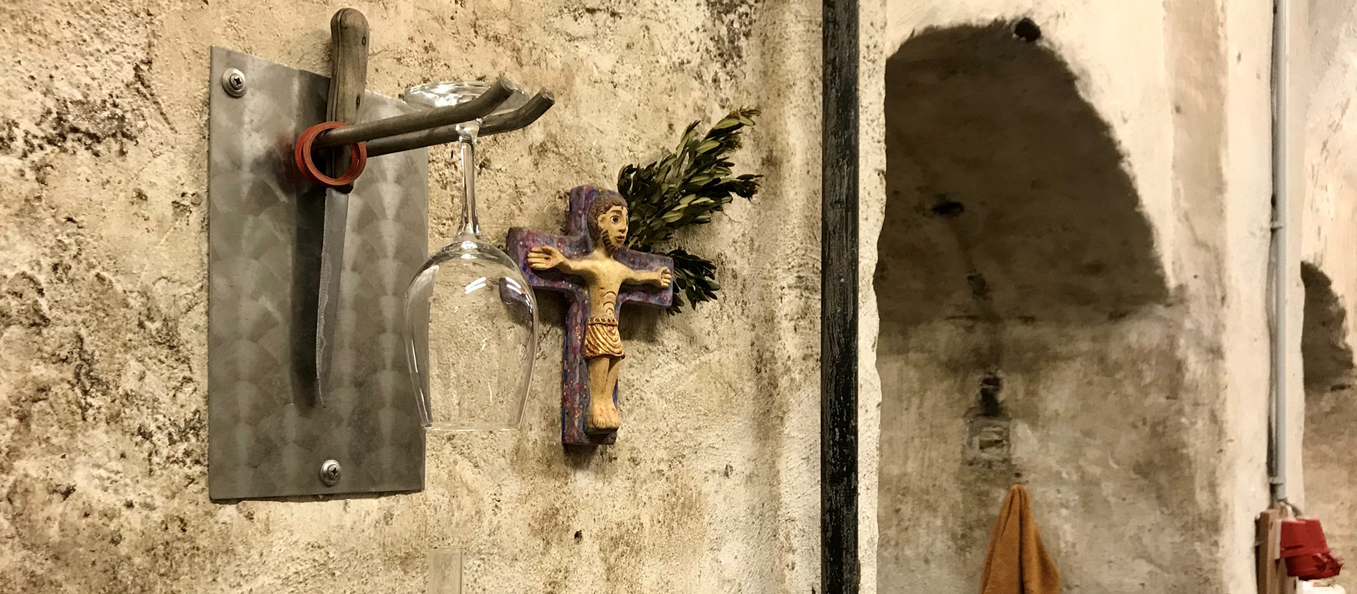 Kruzifix im Weinkeller