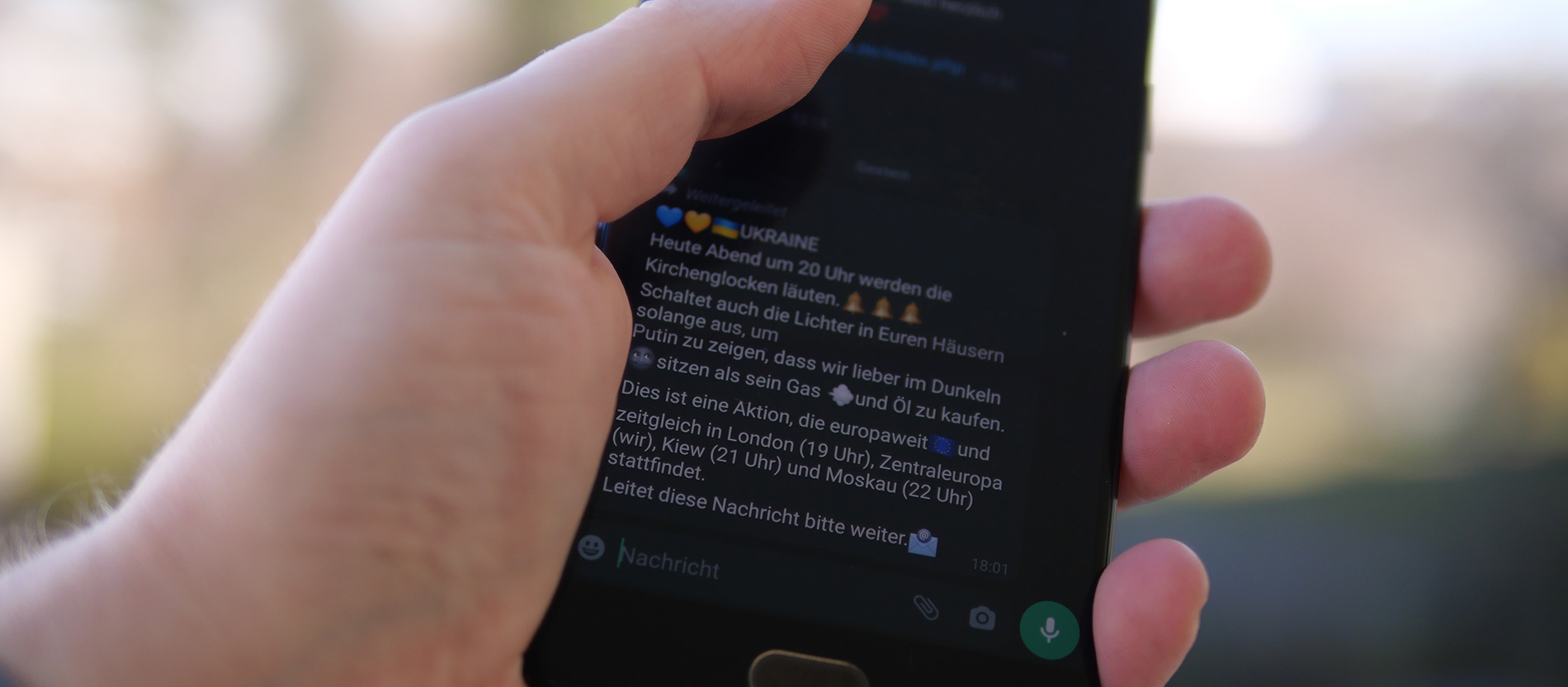 Eine WhatsApp-Nachricht mit einem Kettenbrief zu einer angeblichen Ukraine-Solidaritätsaktion
