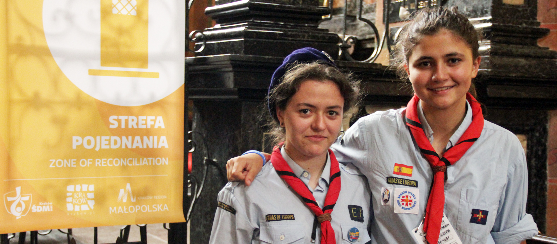 Die Pfadfinderinnen Blanca (v.l.) und Sofia aus Spanien helfen.