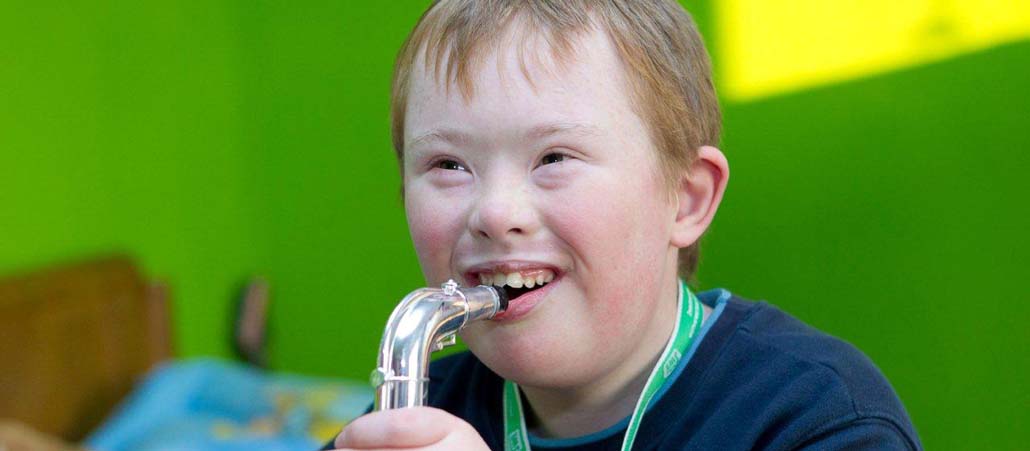 Ein Junge mit Down-Syndrom.