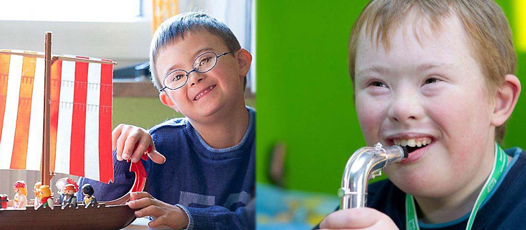 Zwei Jungen mit Down-Syndrom