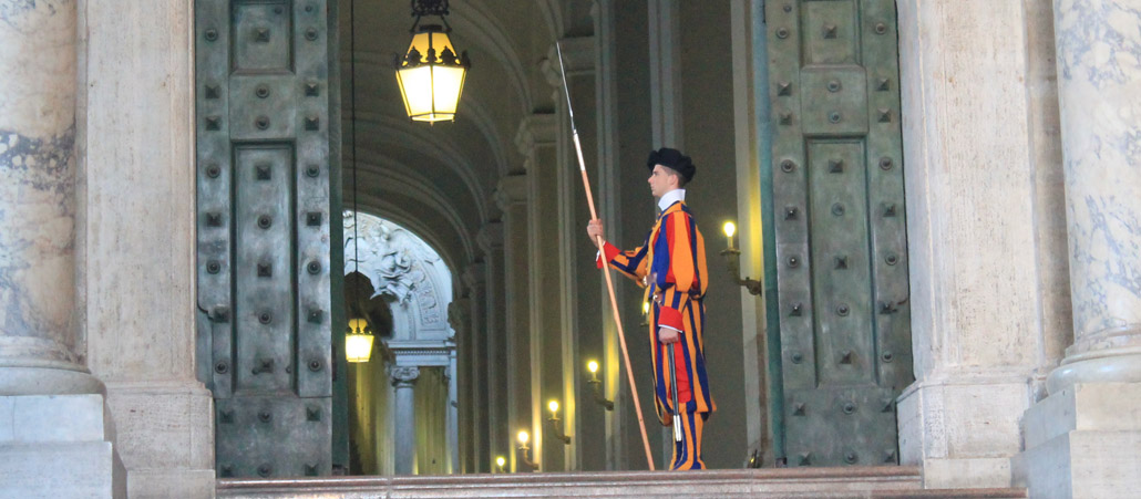 Ein Soldat der Schweizergarde am Petersdom.