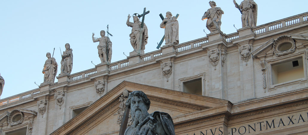 Das Eingangsportal des Petersdoms mit der Großstatue des Apostels Paulus. 