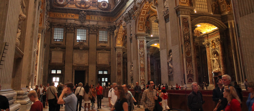 Besucher im Petersdom.