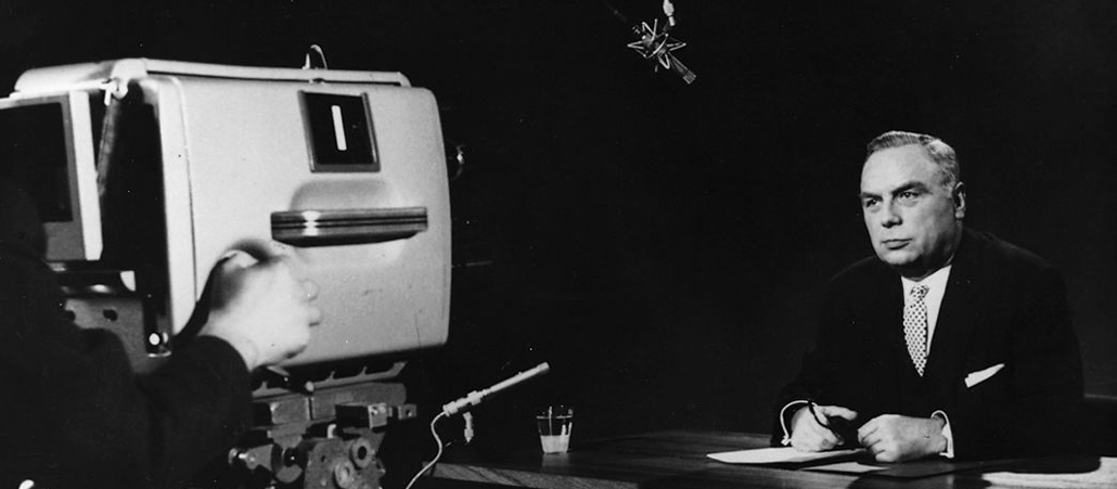 Bern Holzamer sitzt in einem schwarzen Anzug vor der Kamera im Studio der ZDF-Senderzentrale in Eschborn und begrüßt die Zuschauer zum Sendestart des ZDF: